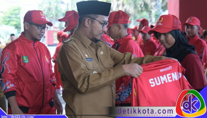 Bupati Sumenep Achmad Fauzi Wongsojudo saat melepas kontingen Kabupaten Sumenep yang akan berlaga pada Pekan Olahraga Provinsi (Porprov) Jawa Timur ke-IX 2025.