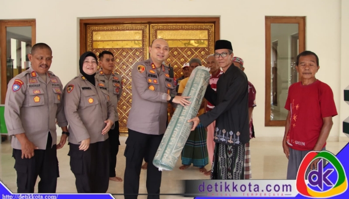 Kapolres Sumenep saat melakukan bakti religi dan memberikan bantuan berupa hamparan sajadah dan mushaf Al-Qur’an kepada pengurus masjid, Selasa (17/06/2025).