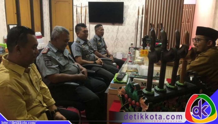 Kepala Rumah Tahanan Negara (Rutan) Kelas IIB Sumenep, Heri Sutriadi, saat melakukan kunjungan silaturahmi kepada Bupati Sumenep, Achmad Fauzi Wongsojudo, pada Senin (17/6/2025).