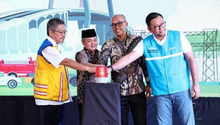 Wakil Bupati (Wabup) Bangkalan, Moh. Fauzan Ja'far, menghadiri kegiatan simulasi tanggap darurat kebakaran pada Saluran Kabel Tegangan Tinggi (SKTT) 150 KV yang digelar oleh PT PLN (Persero) Unit Induk Transmisi Jawa Bagian Timur dan Bali (UIT JBM).