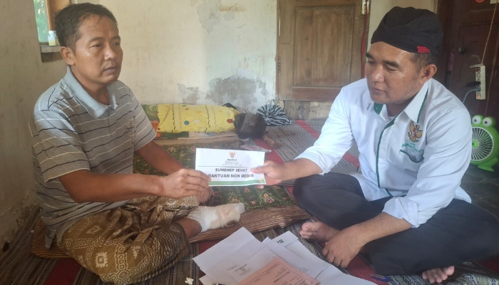 Ketua Baznas Sumenep, Ahmad Rahman, saat memberikan bantuan non-medis kepada warga kurang mampu.