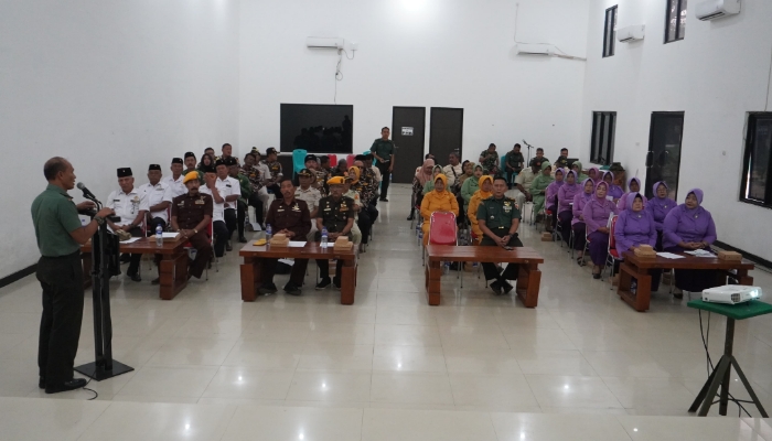 Pasiter Kodim 0827/Sumenep Kapten Cke Achmad Suyanto, saat memimpin Komsos mewakili Dandim 0827/Sumenep Letkol Inf Yoyok Wahyudi, SIP, M.Han.