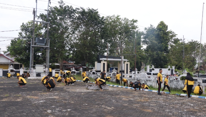 Polres Sumenep saat melaksanakan kegiatan bakti religi dengan membersihkan lingkungan Taman Makam Pahlawan (TMP) Jokotole di Desa Pandian Kecamatan Kota Sumenep, Jum'at (20/06/2025).