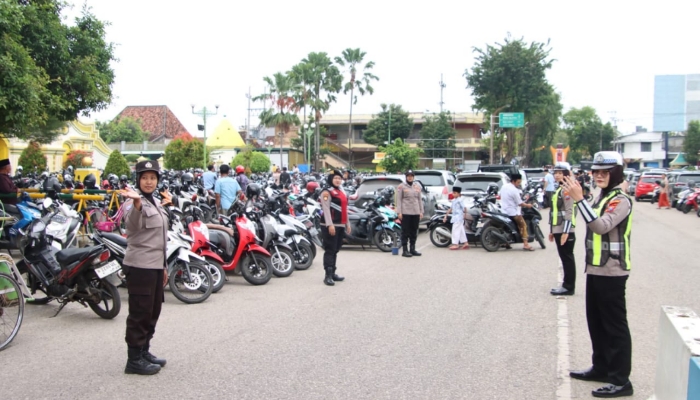 Anggota Polwan Polres Sumenep yang bertugas menjaga keamanan dan lalulintas di beberapa masjid diantaranya, Masjid Jamik.