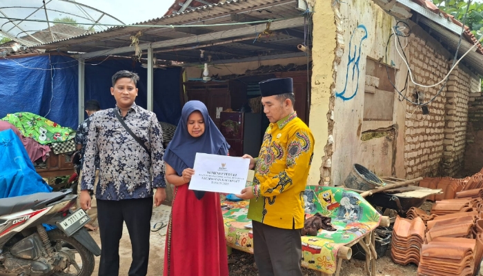 Ketua Baznas Sumenep, Ahmad Rahman, saat memberikan bantuan kepada korban ledakan di Kalianget.