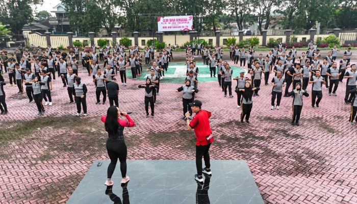 Saat jajaran TNI-Polri bersama Forum Komunikasi Pimpinan Daerah (Forkopimda) Kabupaten Sumenep melaksanakan kegiatan olahraga bersama dalam rangka memperingati Hari Bhayangkara ke-79.