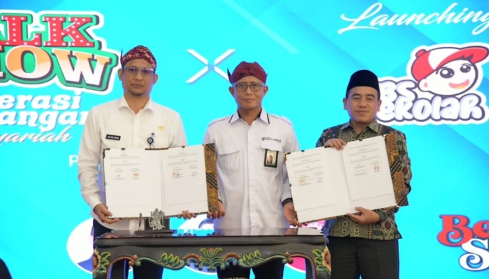 Direktur Utama BPRS Bhakti Sumekar, H. Hairil Fajar (Tengah).