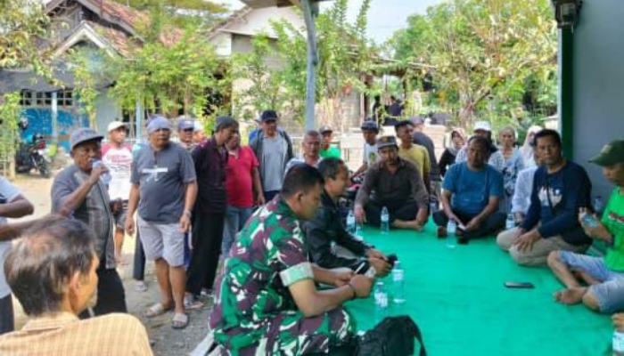 Pertemuan mediasi yang berlangsung di sebuah surau milik warga. Hadir dalam forum tersebut Camat Panarukan Ali Munir, Danramil Panarukan Kapten Suyitno, dan Kapolsek Panarukan Iptu Harsono. Sejumlah warga juga turut menyaksikan jalannya perundingan.