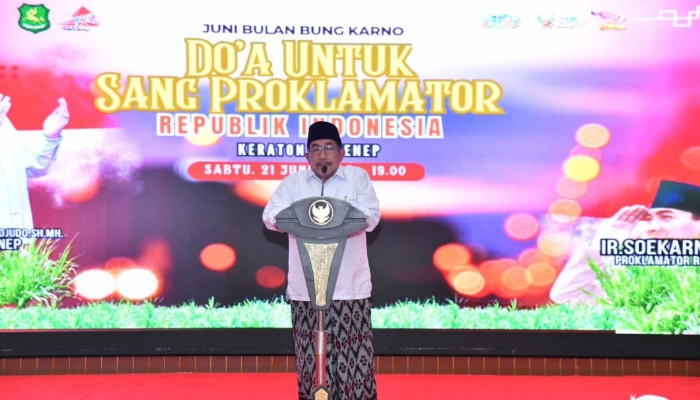 Wakil Bupati Sumenep, KH. Imam Hasyim saat sambutan di acara doa bersama dalam rangka memperingati hari wafatnya Presiden Pertama Republik Indonesia, Ir. Soekarno, di Pendopo Agung Keraton Sumenep, Sabtu (21/06/2025).