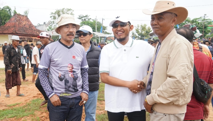 Bupati Sumenep Achmad Fauzi Wongsojudo saat di lokasi Lomba Kerapan Sapi di Stadion Giling.