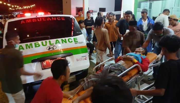 Korban pagar roboh di lapangan giling Sumenep yang dilarikan ke rumah sakit.