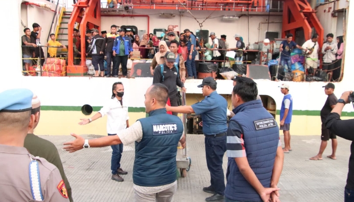 Ditresnarkoba Polda Jatim bersama Polres Sumenep menggelar razia gabungan di Pelabuhan Kalianget, Sumenep, pada Minggu (22/06/2025).