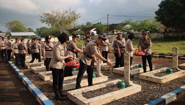 Kapolres Sumenep AKBP Rivanda, S.I.K. memimpin langsung pelaksanaan Upacara Ziarah dan Tabur Bunga di Taman Makam Pahlawan (TMP) Jokotole, Sumenep, pada Senin (23/06/2025) pukul 06.00 WIB.
