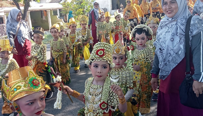 Madrasah Nurul Jannah, yang berlokasi di Desa Pakandangan Barat, Kabupaten Sumenep, turut menggelar karnaval di puncak perayaan haflatul imtihan pada Senin (23/06/2025).