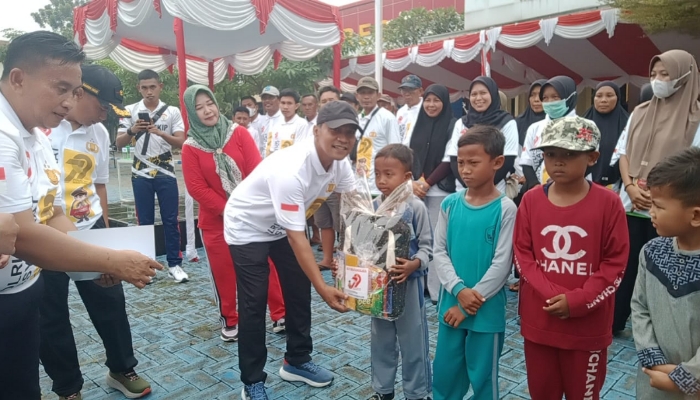 Bupati Lukman Hakim juga menyerahkan santunan kepada anak-anak yatim serta bantuan kepada para abang becak yang hadir dalam rangka peringatan Hari Bhayangkara ke-79 yang digelar di Mapolres Bangkalan pada Rabu (25/06/2025).