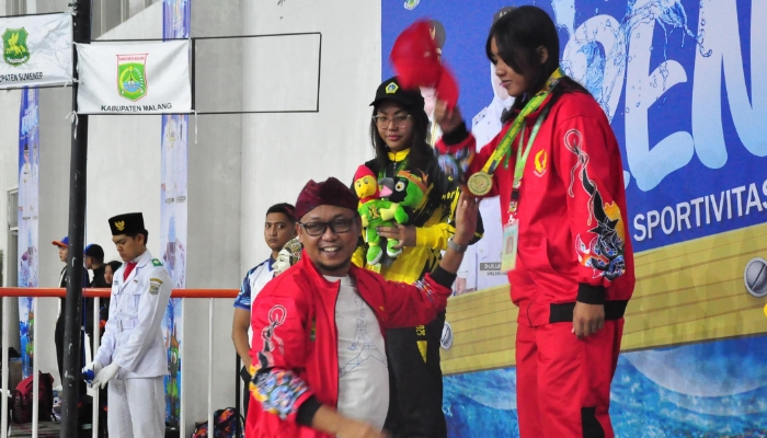 Ajeng Ayu Syarifah, atlet renang Kabupaten Sumenep, berhasil mempersembahkan medali emas pertama.
