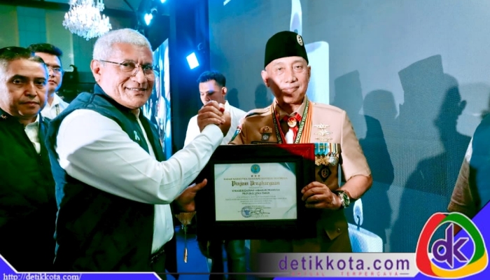 Ketua Kwartir Daerah (Kwarda) Gerakan Pramuka Jawa Timur, H. M. Arum Sabil, S.P., S.H., menerima penghargaan dari Badan Narkotika Nasional Republik Indonesia (BNN RI) atas kontribusinya dalam upaya Pencegahan dan Pemberantasan Penyalahgunaan dan Peredaran Gelap Narkotika (P4GN) di wilayah Jawa Timur. 