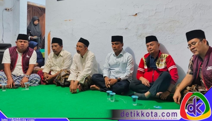 Bupati Bangkalan, Lukman Hakim, dan Wakil Bupati Moh. Fauzan Ja’far turut mengantar jenazah hingga ke tempat peristirahatan terakhir.