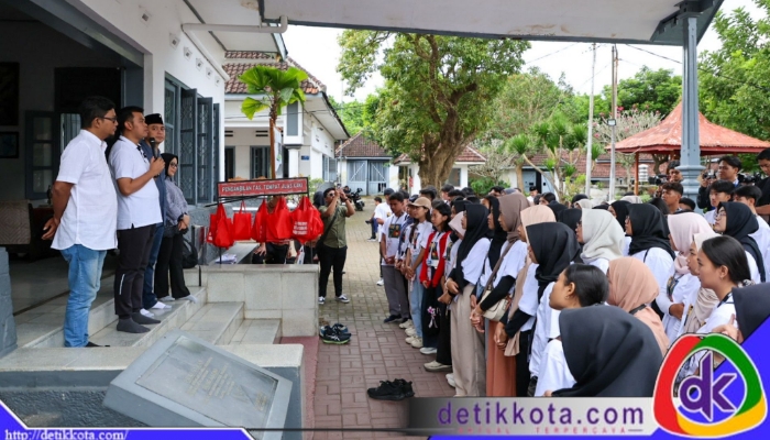 Wali Kota Blitar Syauqul Muhibbin menyampaikan apresiasi tinggi terhadap inisiatif Wali Kota Surabaya Eri Cahyadi yang menggagas Tur Literasi bertajuk “Soekarno dan Surabaya” bagi pelajar SMA/SMK se-Jawa Timur. Apresiasi tersebut disampaikan saat menyambut rombongan pelajar dan Wali Kota Surabaya di Istana Gebang, Blitar, Minggu (29/6/2025).