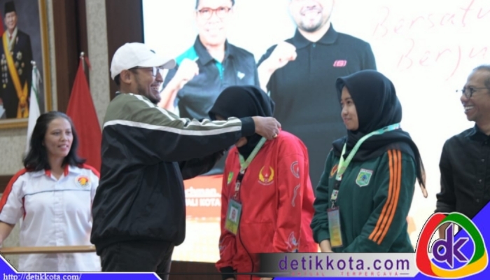 Ketua Percasi Jatim, Achmad Fauzi, menyematkan medali kepada atlet catur dalam pembukaan Porprov Jatim IX 2025 di Kota Batu.