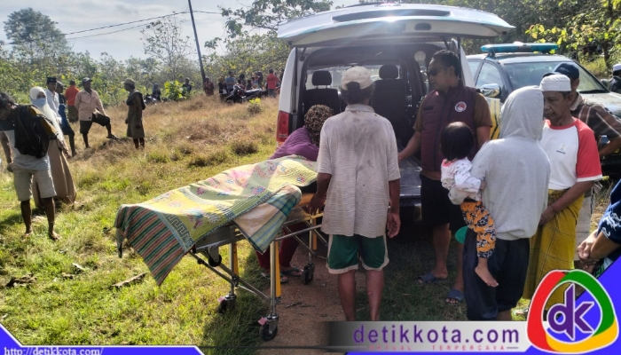 Sesosok mayat laki-laki ditemukan warga di semak-semak pinggir jalan Dusun Ambulung, Desa Rapa Daya, Kecamatan Omben, Kabupaten Sampang, pada Senin pagi, 30 Juni 2025, sekitar pukul 07.30 WIB.