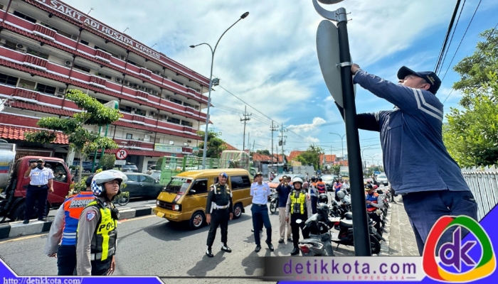 Dinas Perhubungan (Dishub) Kota Surabaya melakukan sosialisasi dan pemasangan rambu larangan parkir di kawasan sekitar Rumah Sakit Adi Husada Kapasari, Jalan Kapasari Nomor 97, pada Senin (30/6/2025). 