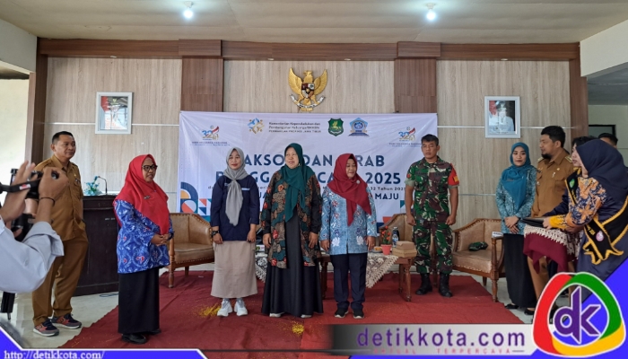 Kepala Dinkes P2KB Sumenep, Ellya Fardasah, menegaskan bahwa peringatan Harganas bukan sekadar kegiatan seremonial, melainkan momentum reflektif untuk menguatkan peran keluarga sebagai fondasi pembangunan bangsa. Di tengah tantangan zaman dan perkembangan digital, keluarga tetap menjadi benteng pertama dalam membentuk karakter generasi.