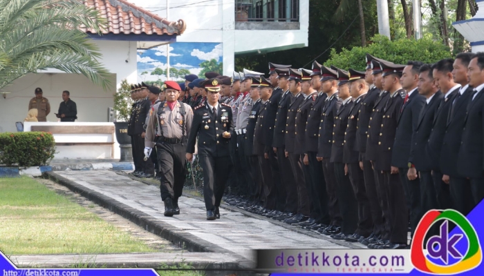 Kapolres Sampang AKBP Hartono S.Pd, MM bertindak sebagai inspektur upacara sekaligus membacakan amanat Kapolda Jawa Timur Irjen Pol Drs. Nanang Avianto M.Si. Dalam amanatnya, Kapolda Jatim menyampaikan bahwa tema HUT Bhayangkara ke-79 adalah “Polri Untuk Masyarakat”.
