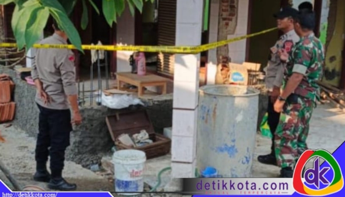 Granat tersebut ditemukan di dalam sebuah koper yang berada di luar rumah milik seorang warga bernama Iis Yunani. Sudah di garis polisi.