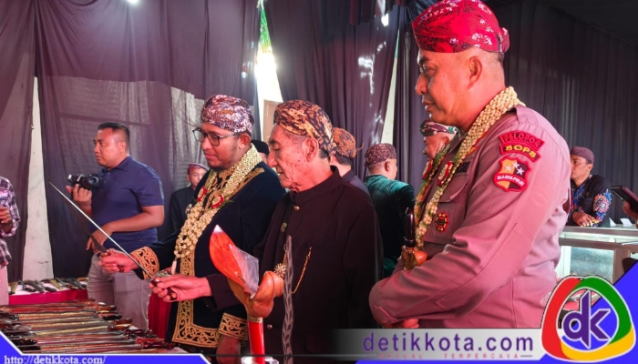 Bupati saat menghadiri kegiatan Jamasan Pusaka Keraton Sumenep dan Pusaka Leluhur di Desa Aeng Tongtong, Rabu (2/7/2025).