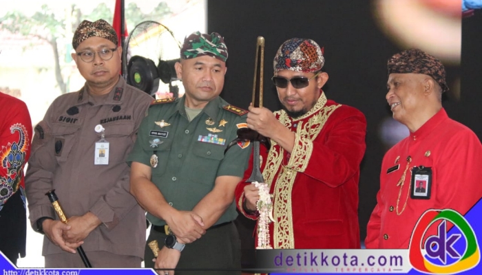 Tradisi Kirab Pusaka Keraton Sumenep kembali digelar dengan khidmat pada Kamis (3/7/2025), dimulai dari kawasan Mal Pelayanan Publik (MPP) menuju Keraton Sumenep. 
