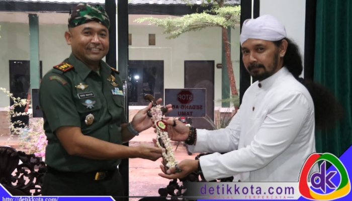 Komandan Kodim 0827/Sumenep, Letkol Inf Yoyok Wahyudi, SIP, M.Han., secara resmi menerima kembali pusaka keris milik Kodim dari para empu di halaman Makodim, Kamis (3/7/2025).