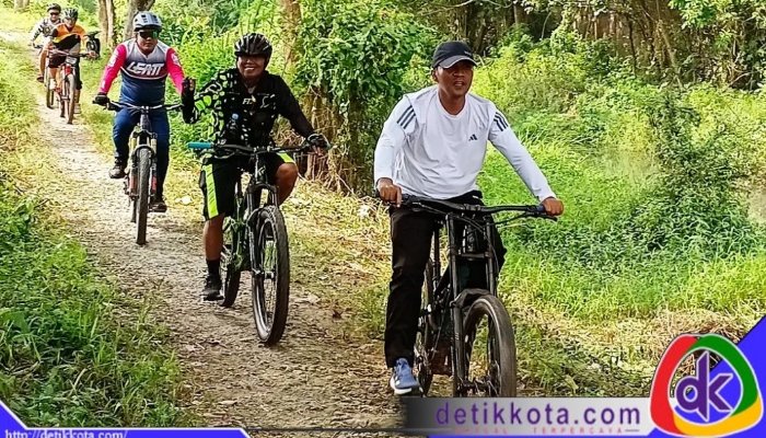 Bupati Bangkalan, Lukman Hakim, bersama jajaran Organisasi Perangkat Daerah (OPD) dan komunitas sepeda lokal menggelar kegiatan gowes bareng pada Sabtu pagi, 5 Juli 2025.