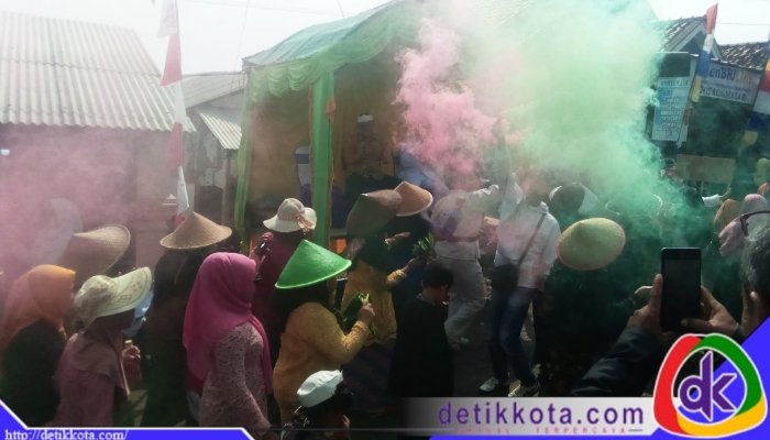 Ribuan warga Desa Cikadu, Kecamatan Cijambe, Kabupaten Subang, Jawa Barat, memadati jalanan untuk menyaksikan kemeriahan pawai alegoris dalam rangka peringatan Milangkala Desa Cikadu ke-46 yang digelar pada Sabtu (5/7/2025). 