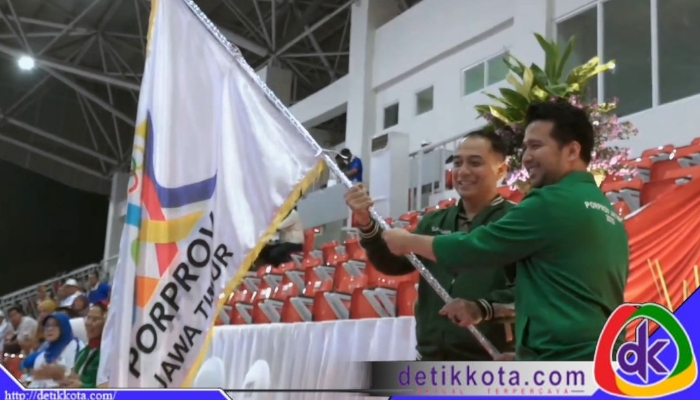 Wali Kota Surabaya, Eri Cahyadi, menerima bendera pataka sebagai simbol estafet tuan rumah Porprov X Jawa Timur 2027 dalam acara penutupan Porprov IX Jatim 2025 di Stadion Kanjuruhan, Kabupaten Malang, Sabtu (5/7/2025) malam.