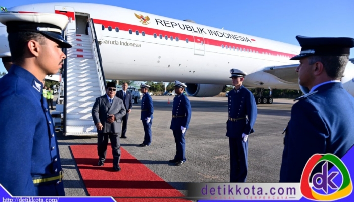 Presiden RI Prabowo Subianto menerima penghormatan militer saat tiba di Pangkalan Udara Brasília, Brasil – 7 Juli 2025