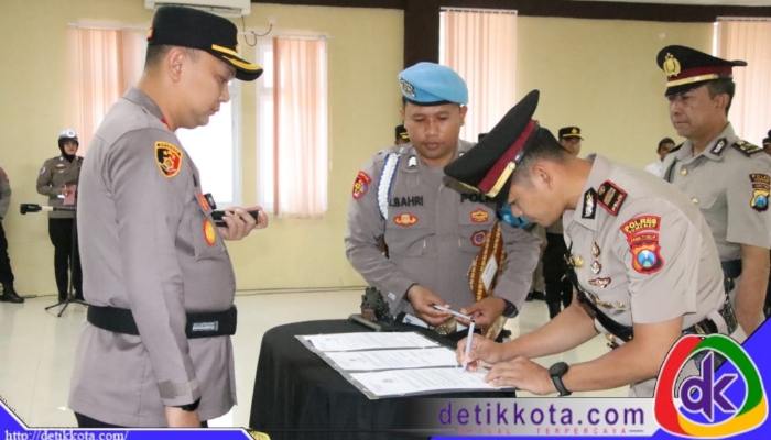 Kapolres Sumenep, AKBP Rivanda, S.I.K., memimpin langsung upacara serah terima jabatan (sertijab) Kapolsek Lenteng yang berlangsung di Aula Sanika Satyawada Polres Sumenep, Jumat (11/7/2025).