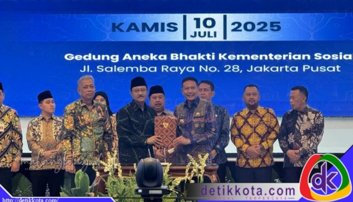 Wali Kota Malang dan Mensos RI saat penandatanganan perjanjian di Gedung Aneka Bhakti Kemensos.