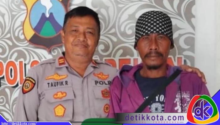 Kapolsek Sapeken bersama seorang pria yang disebut sebagai Ketua Organisasi Sadulang Bersatu (OSB).