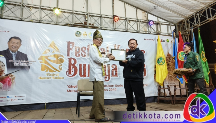 Rektor UNIBA Madura Prof. Dr. Ir. H. Rachmad Hidayat bersama Budayawan Madura D. Zawawi Imron.