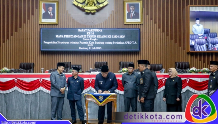 Rapat Paripurna diakhiri dengan penandatanganan Berita Acara Persetujuan Bersama antara Pemerintah Kota Bandung dan DPRD.