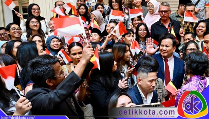 Kehadiran Presiden Republik Indonesia, Prabowo Subianto, di hotel tempatnya bermalam di Brussel, Belgia, pada Sabtu, 12 Juli 2025, disambut hangat oleh para diaspora Indonesia. Foto: BPMI Setpres/Cahyo