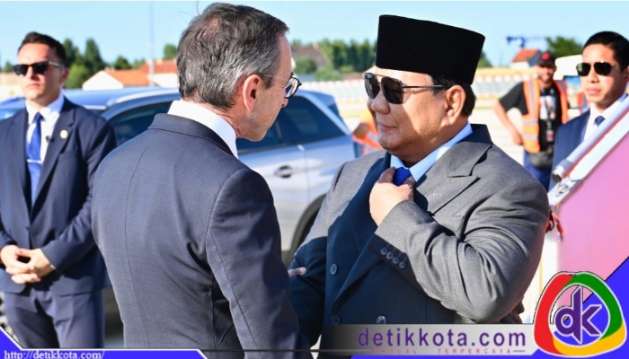Presiden Republik Indonesia, Prabowo Subianto, tiba di Paris, Prancis pada Minggu, 13 Juli 2025, pukul 18.35 waktu setempat. Foto: BPMI Setpres/Cahyo