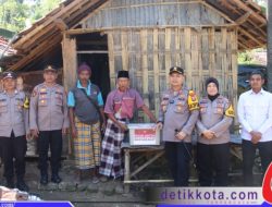 Kapolres Sumenep Salurkan Bantuan Sosial untuk Lansia Sebatang Kara di Gunung Kembar