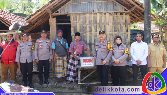 Kapolres menyerahkan bantuan kepada Bapak Husen.