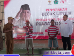 Presiden Prabowo Serahkan 25 Becak Listrik kepada Tukang Becak di Pamekasan