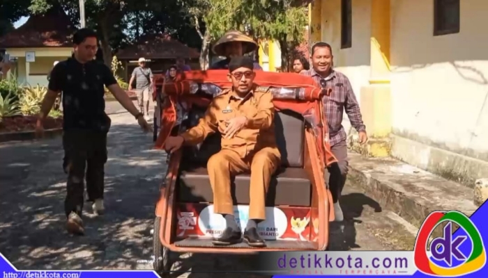 Seremoni penyerahan becak listrik di Pendopo Keraton Sumenep atau dokumentasi penerima bantuan.