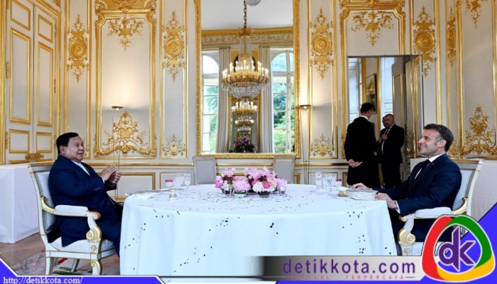 Presiden Republik Indonesia, Prabowo Subianto, menghadiri jamuan santap malam privat yang digelar oleh Presiden Prancis, Emmanuel Macron, pada Senin malam, 14 Juli 2025, di Paris. Foto: BPMI Setpres/Cahyo