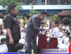 Wali Kota Malang Serahkan Seragam Sekolah Gratis untuk Siswa Baru SD dan SMP Negeri