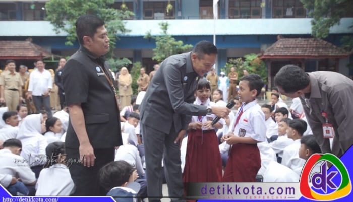 Wali Kota Malang Wahyu Hidayat saat berbincang dengan anak-anak peserta didik baru.